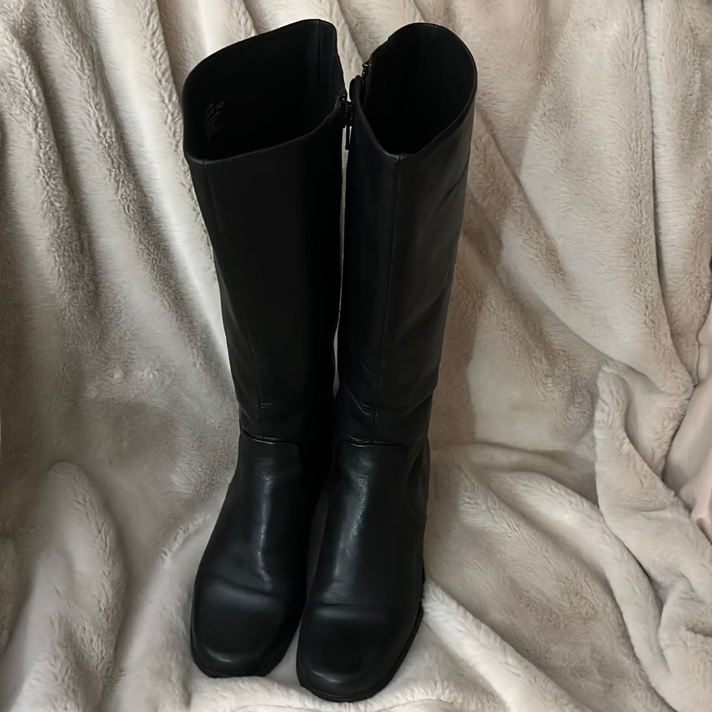 Naturalized women black tall boots size 6 1/2 Medium ‼️
